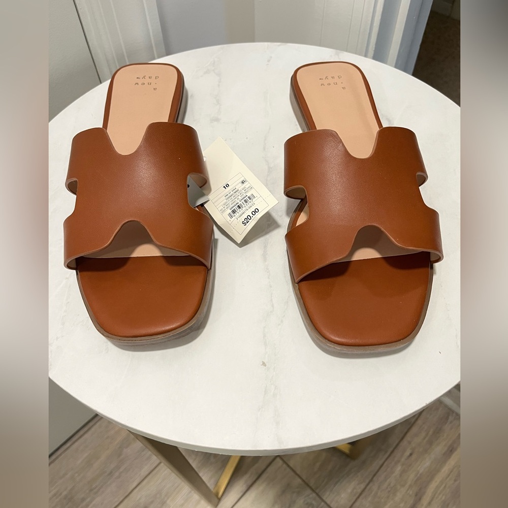 NWT trendy sandal